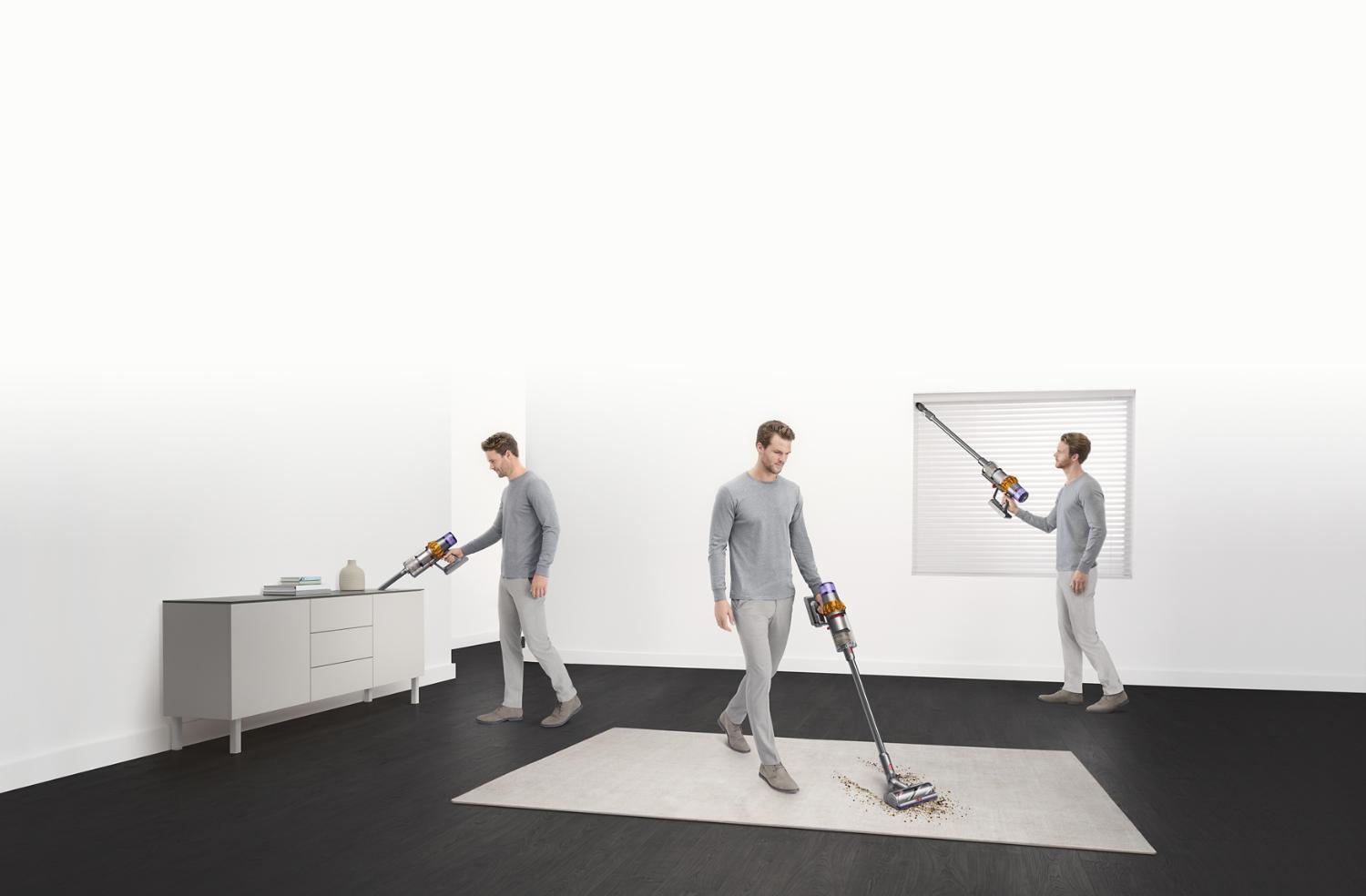 Man maakt verschillende ruimten in huis schoon